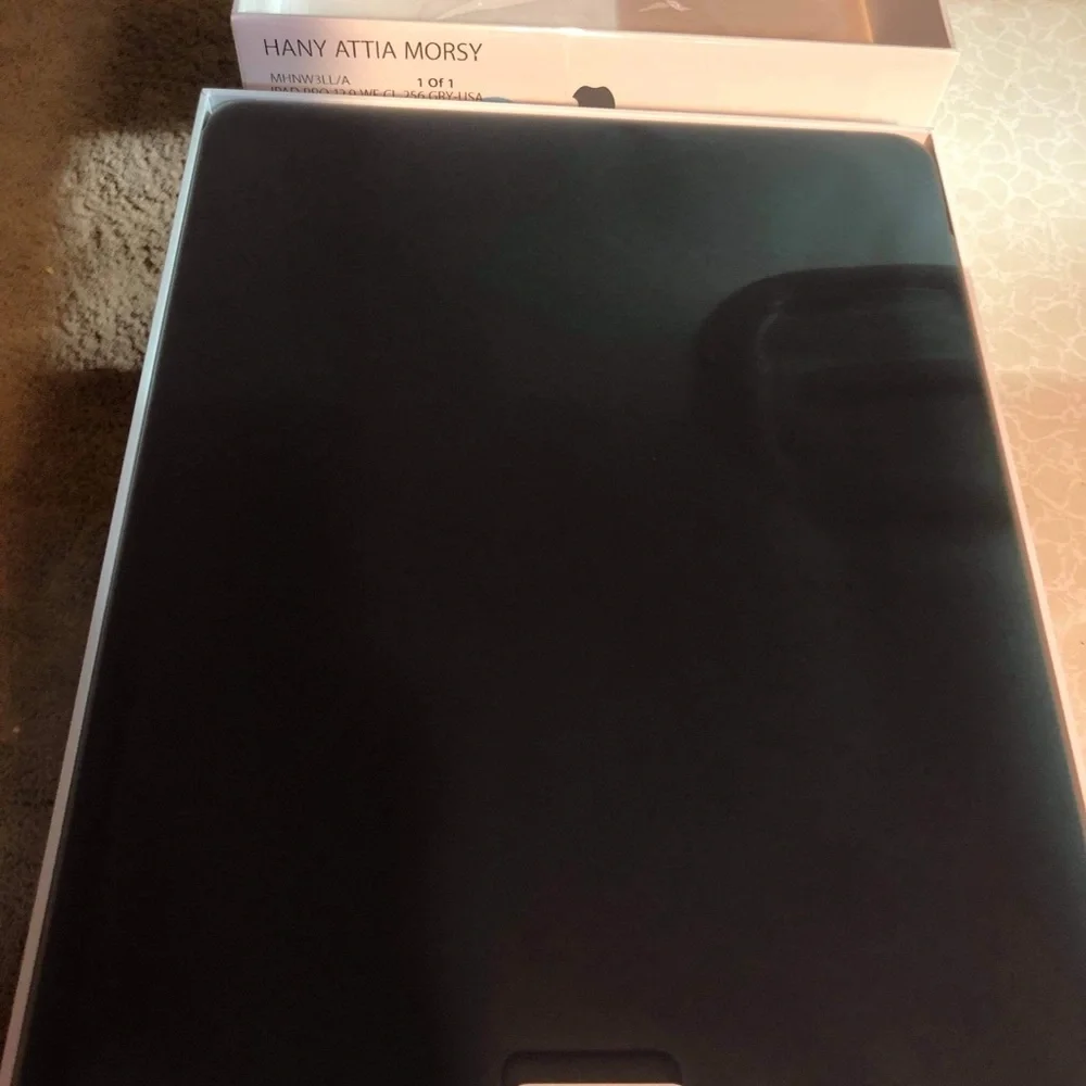 Apple iPad Pro 5th Generation 256GB,5G SIM CARD,Magic Keyboard & Apple Pencil .